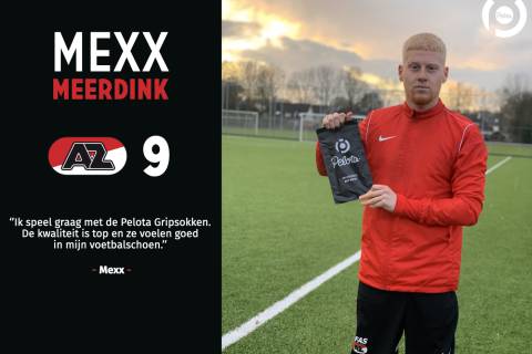 Mexx Meerdink voetbalt op Pelota gripsokken